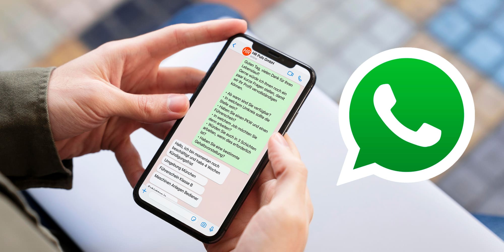 Ein Smartphone, auf dem Whatsapp geöffnet ist und ein Bewerbungsprozess innerhalb der App dargestellt wird